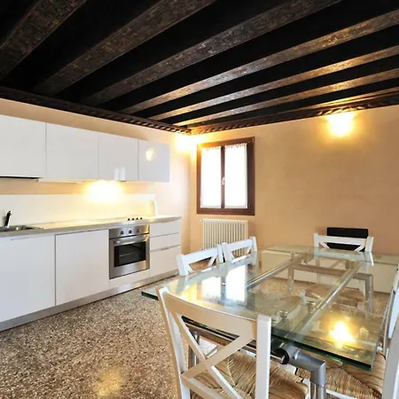 Castello Di Godego Sleeps 12 Air Con Wifi Apartamento Venecia
